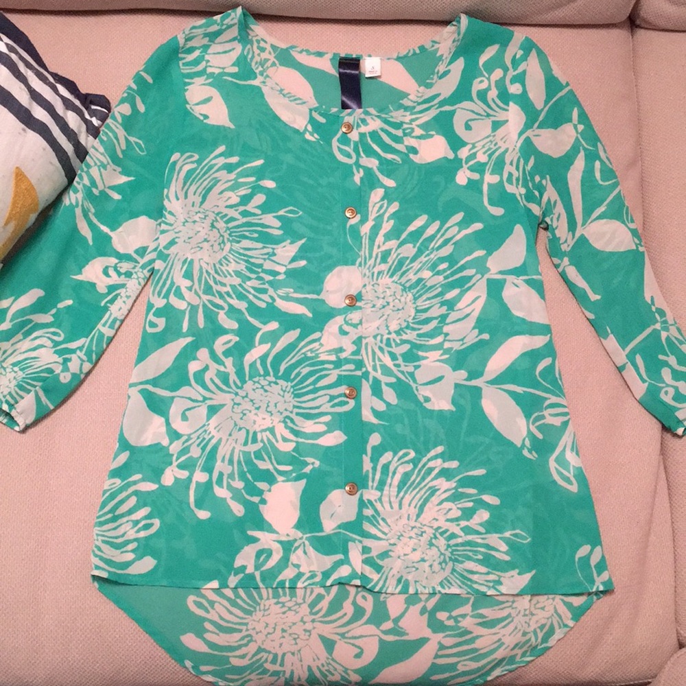 Sheer beautiful springy top! SIZE SMALL